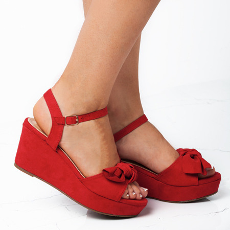 Czerwone sandały na koturnie z kokardą Camillo - Obuwie