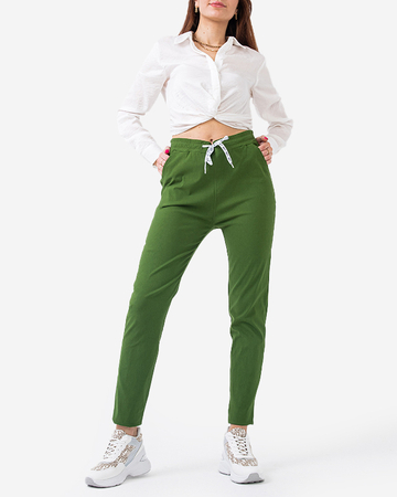Materiałowe spodnie damskie w kolorze zielonym PLUS SIZE - Odzież