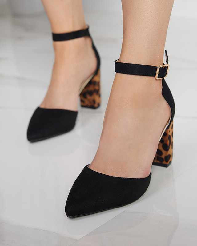OUTLET Czarne sandały na słupku z modnym wzorem Herino - Obuwie