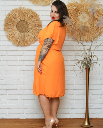 Pomarańczowa damska sukienka w pasie PLUS SIZE - Odzież