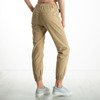 Beżowe spodnie damskie cargo z łańcuchem - Spodnie