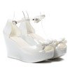 Białe sandały na koturnie White Ribbon - Obuwie