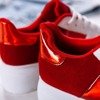 Biało-czerwone obuwie sportowe na platformie Des - Obuwie