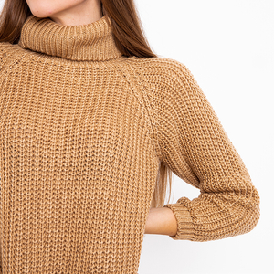 Brązowy damski sweter z golfem - Odzież