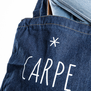 Granatowa damska torebka materiałowa z napisem "Carpe diem" - Akcesoria