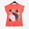 Koralowy t-shirt damski zdobiony welokolorowym printem - Odzież