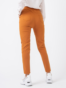 Materiałowe spodnie damskie w kolorze camelowym PLUS SIZE - Odzież
