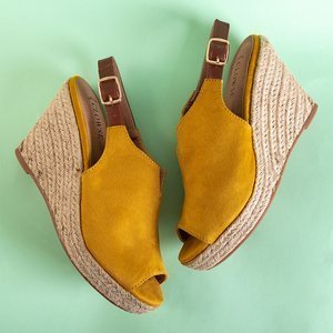 Musztardowe damskie sandały na koturnie Clowse - Obuwie