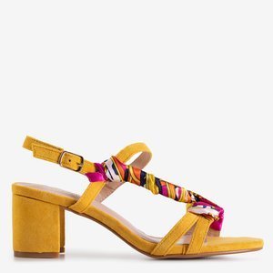 Musztardowe damskie sandały na słupku Alazania - Obuwie
