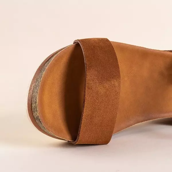 OUTLET Brązowe sandały damskie na niskim koturnie Akiko - Obuwie