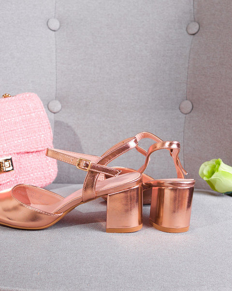 OUTLET Damskie sandałki na niskim słupku w kolorze różowego złota Nerolak - Obuwie