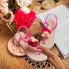 OUTLET Fuksjowe sandały z ozdobnym kwiatkiem Tatia - Obuwie