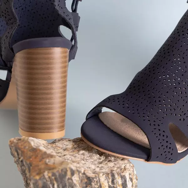 OUTLET Granatowe damskie ażurowe sandały na słupku Luri - Obuwie
