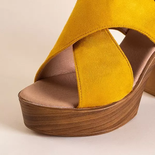 OUTLET Musztardowe damskie sandały na wysokim słupku Inga - Obuwie