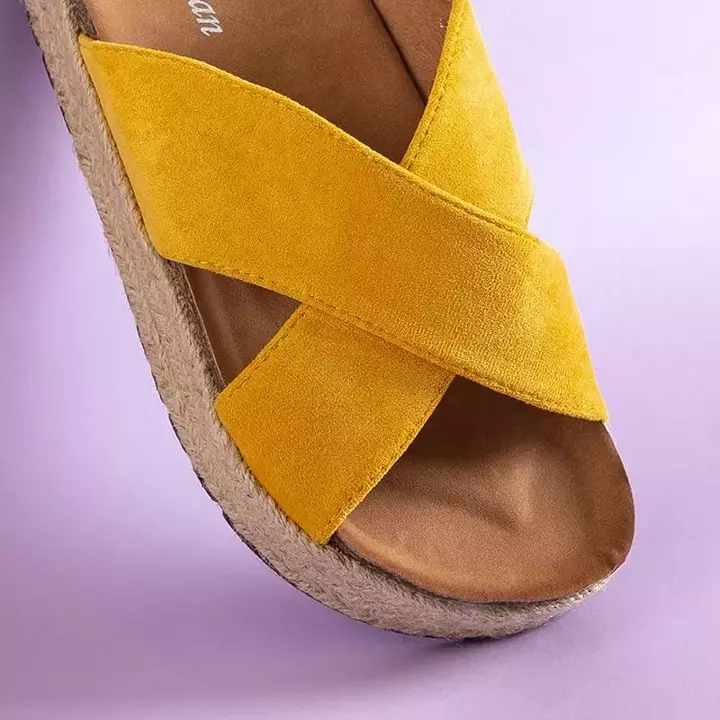 OUTLET Żółte damskie klapki na platformie Martiu - Obuwie