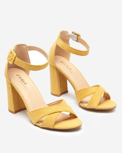 OUTLET Żółte damskie sandałki na słupku Lexyra - Obuwie
