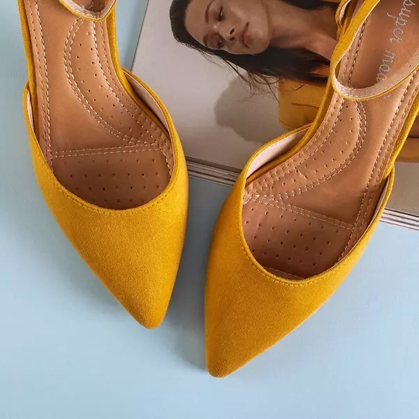 OUTLET Żółte sandały damskie na słupku Rumila - Obuwie