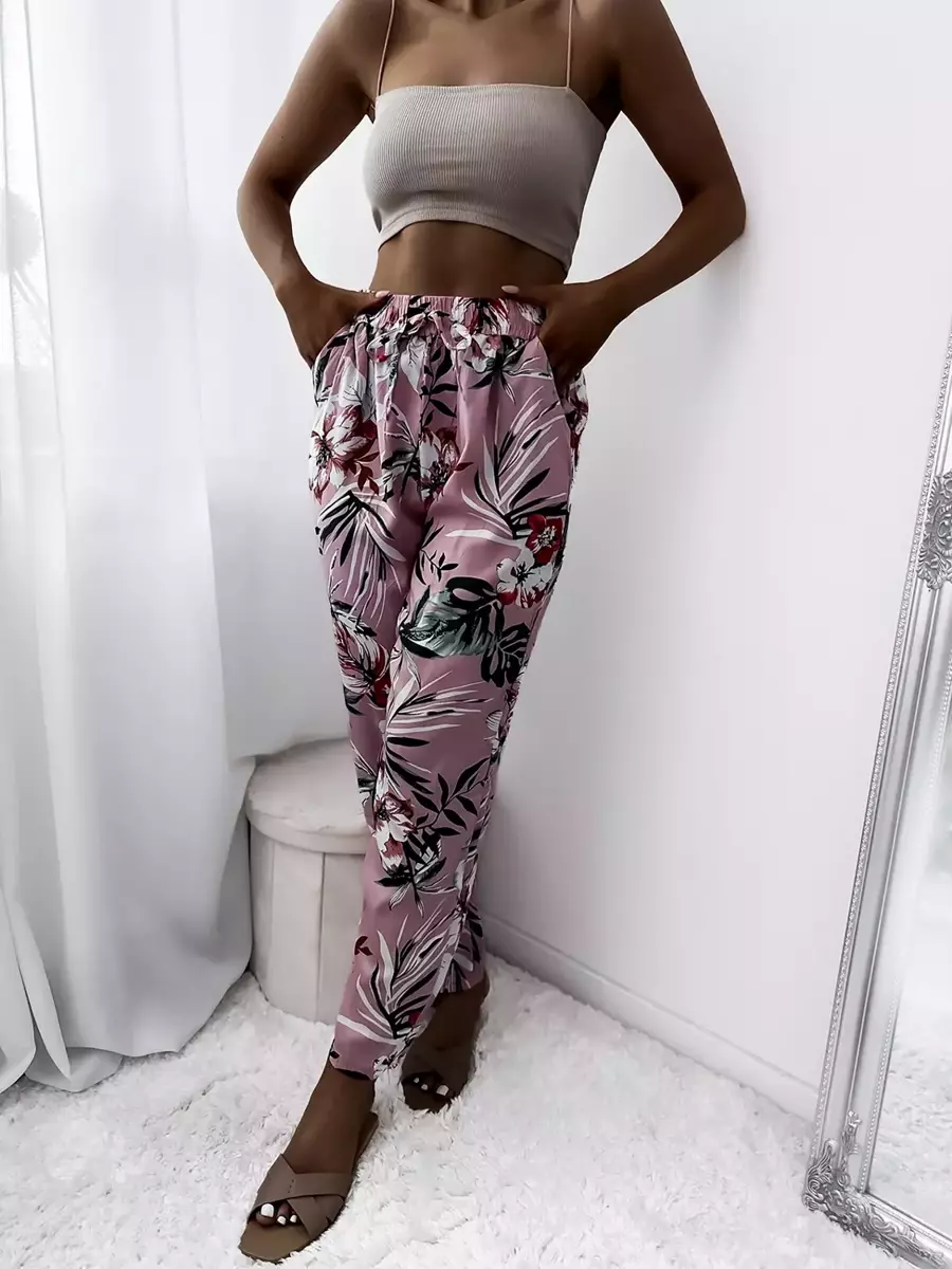 Royalfashion Jasnoróżowe damskie spodnie materiałowe z roślinnym wzorem