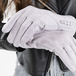 Szare eko-zamszowe damskie rękawiczki z guzikami - Akcesoria
