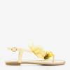 Żółte sandały z ozdobnym kwiatkiem Nosta - Obuwie