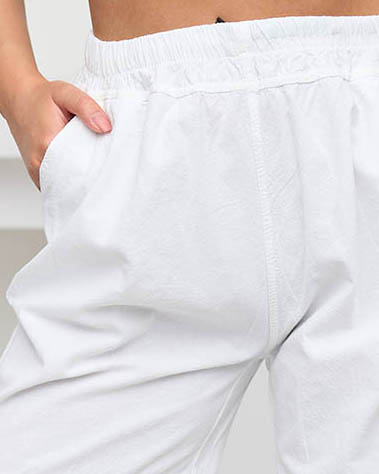 Білі жіночі бавовняні шорти з кишенями
