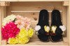 Czarne klapki z kwiatkami Leslie- Obuwie