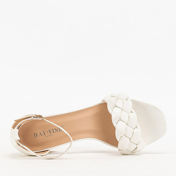 OUTLET Жіночі білі босоніжки на низькому каблуці Mailla - Взуття